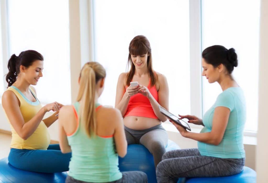 des femmes assistent à un cours d'accouchement